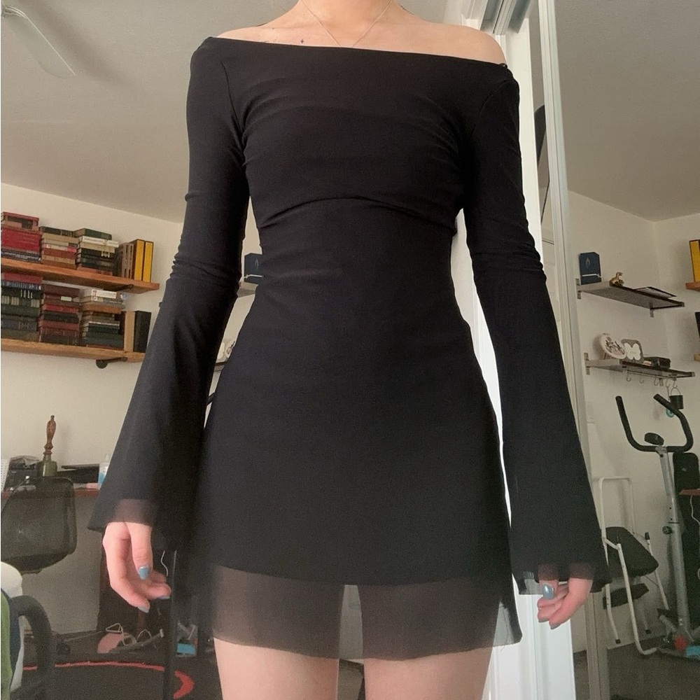 Off the shoulder backless flare sleeve dress